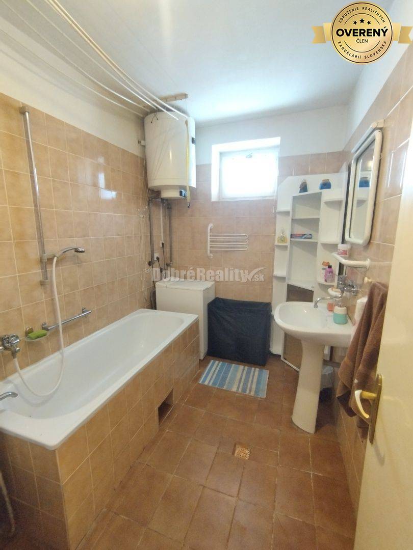 Viacgeneračný priestranný dom po kompletnej rekonštrukcii , vhodný aj