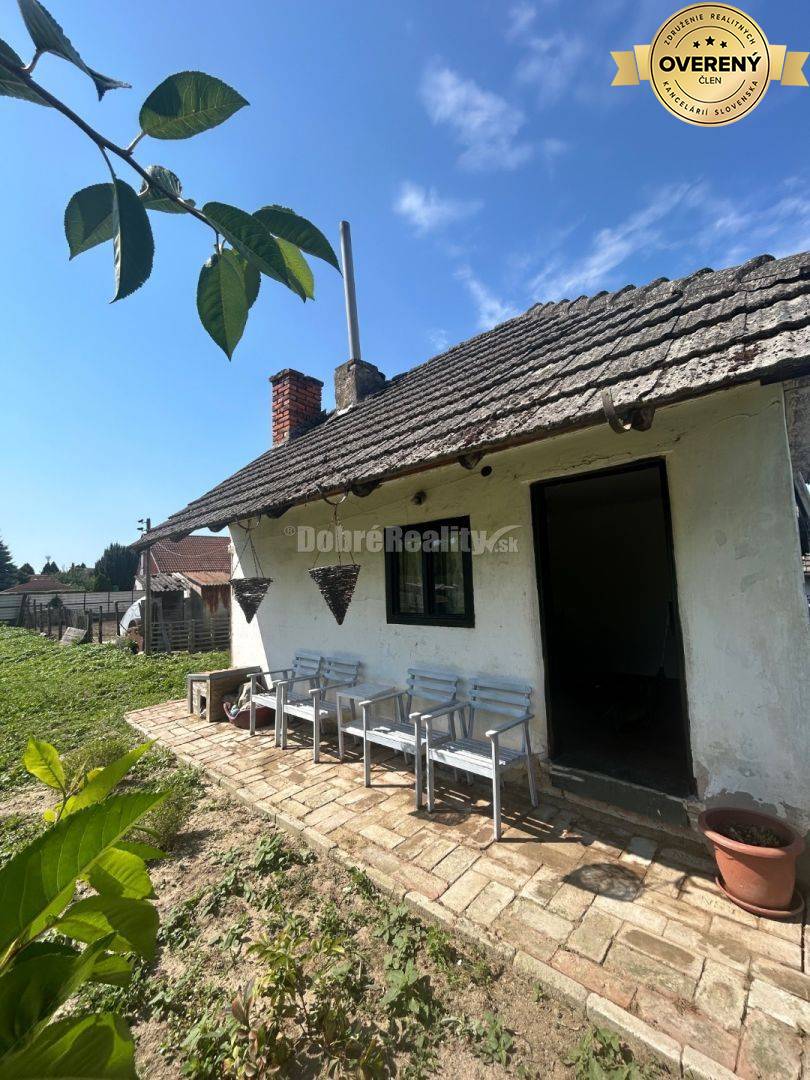 Exkluzívne, pozemok pri Váhu s malou chalúpkou, murovanou pecou a pivn