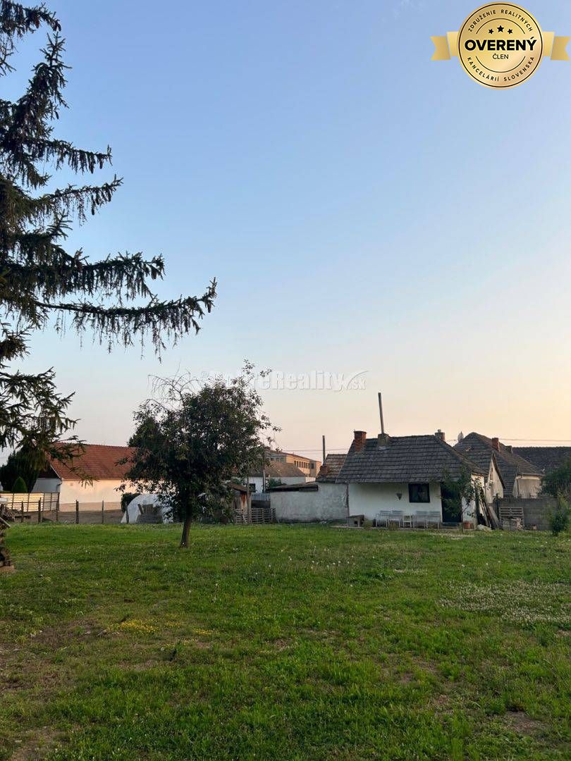 Exkluzívne, pozemok pri Váhu s malou chalúpkou, murovanou pecou a pivn