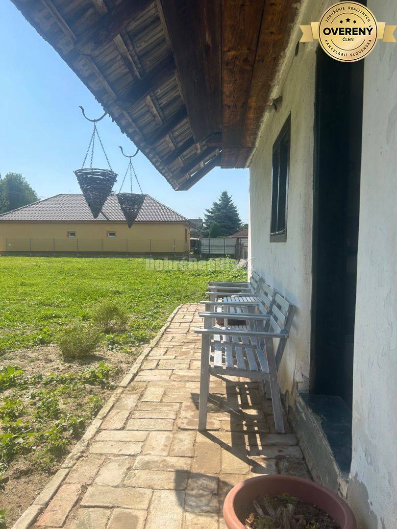 Exkluzívne, pozemok pri Váhu s malou chalúpkou, murovanou pecou a pivn