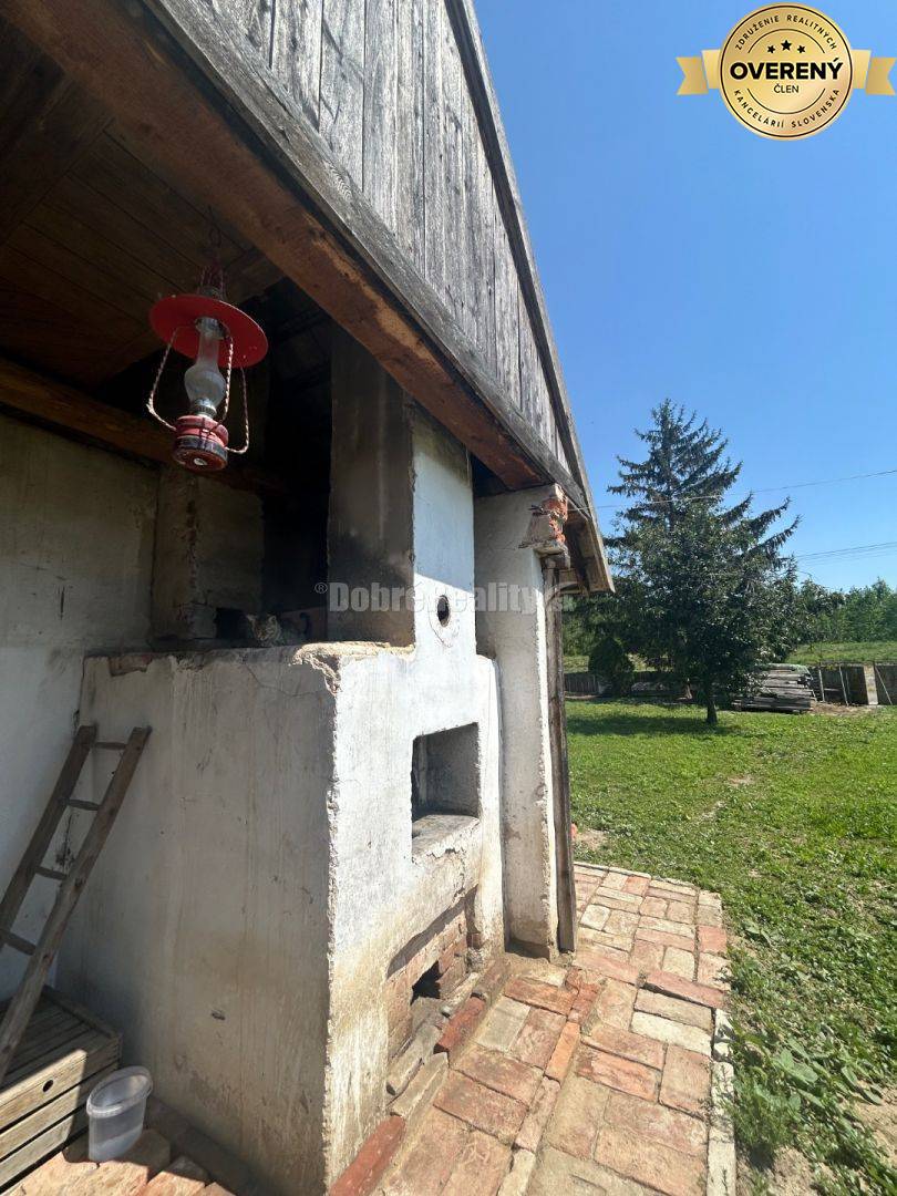 Exkluzívne, pozemok pri Váhu s malou chalúpkou, murovanou pecou a pivn