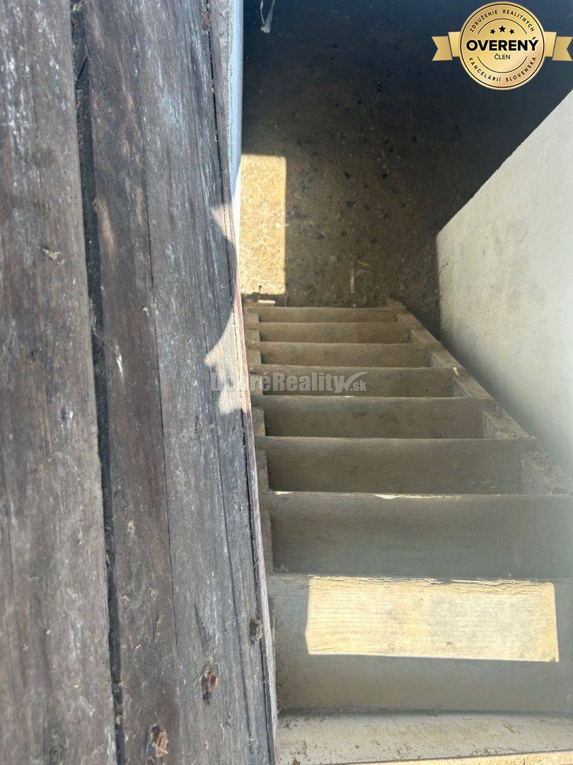 Exkluzívne, pozemok pri Váhu s malou chalúpkou, murovanou pecou a pivn