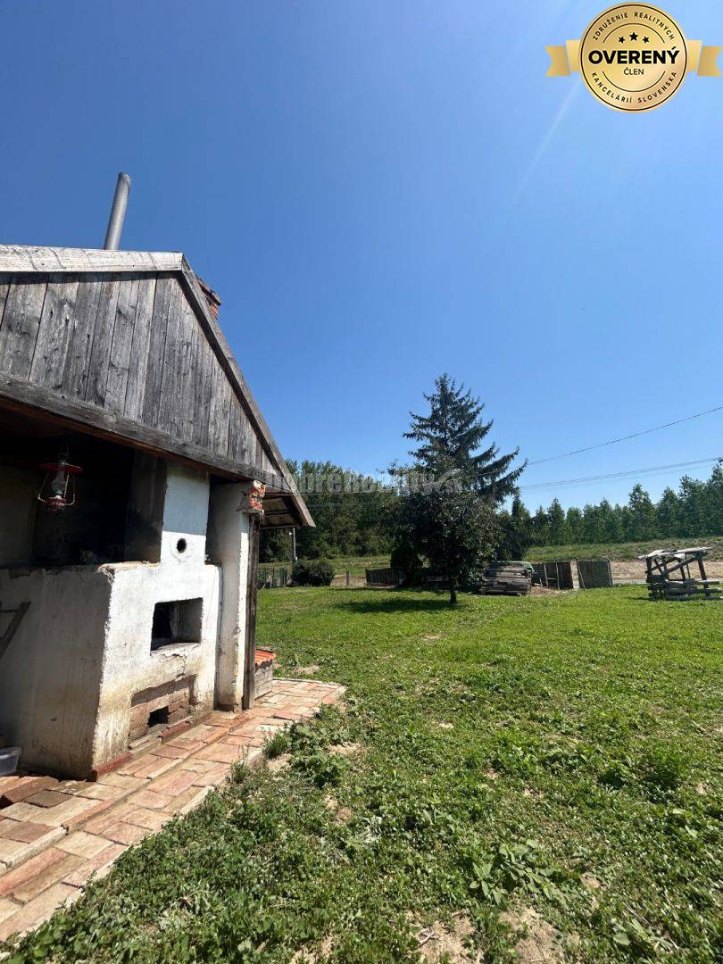 Exkluzívne, pozemok pri Váhu s malou chalúpkou, murovanou pecou a pivn