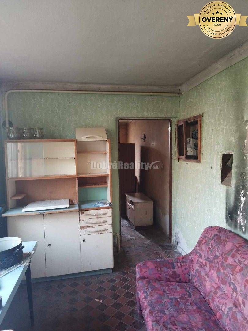 Starší rodinný dom v obci Vlčany , vhodný na kompletnú rekonštrukciu