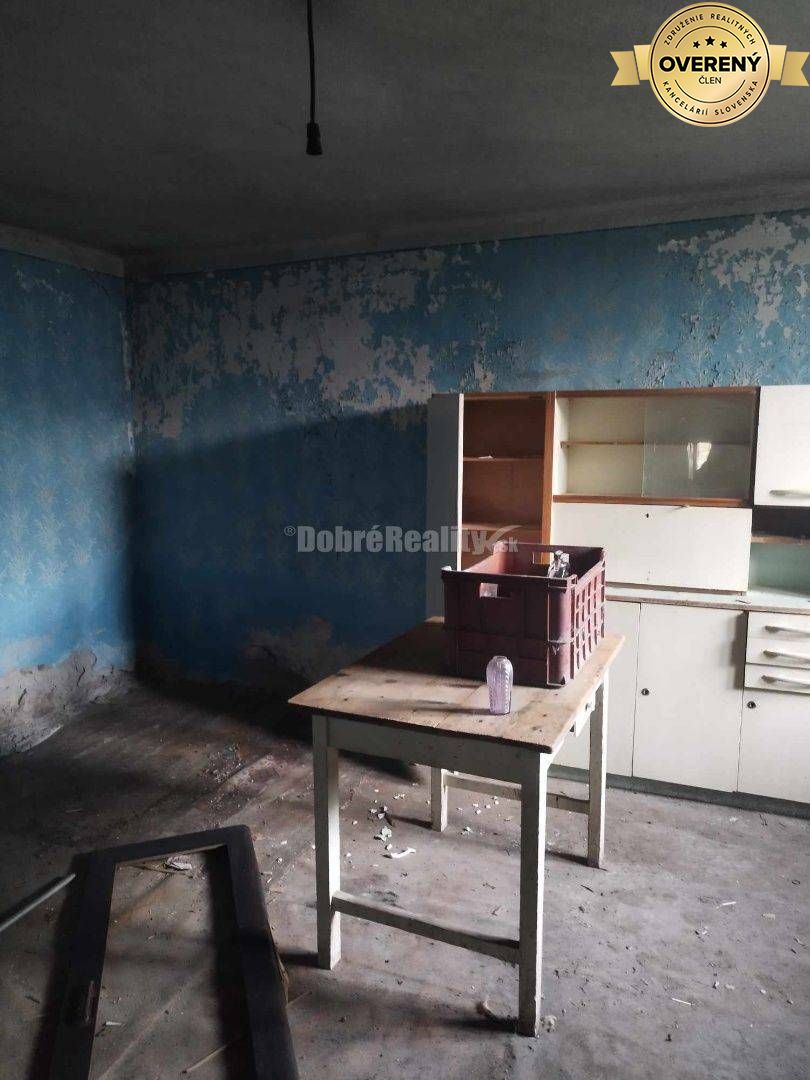 Starší rodinný dom v obci Vlčany , vhodný na kompletnú rekonštrukciu