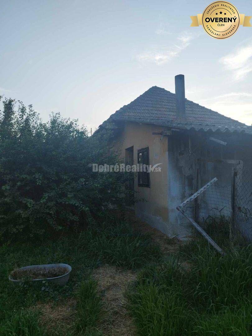Starší rodinný dom v obci Vlčany , vhodný na kompletnú rekonštrukciu