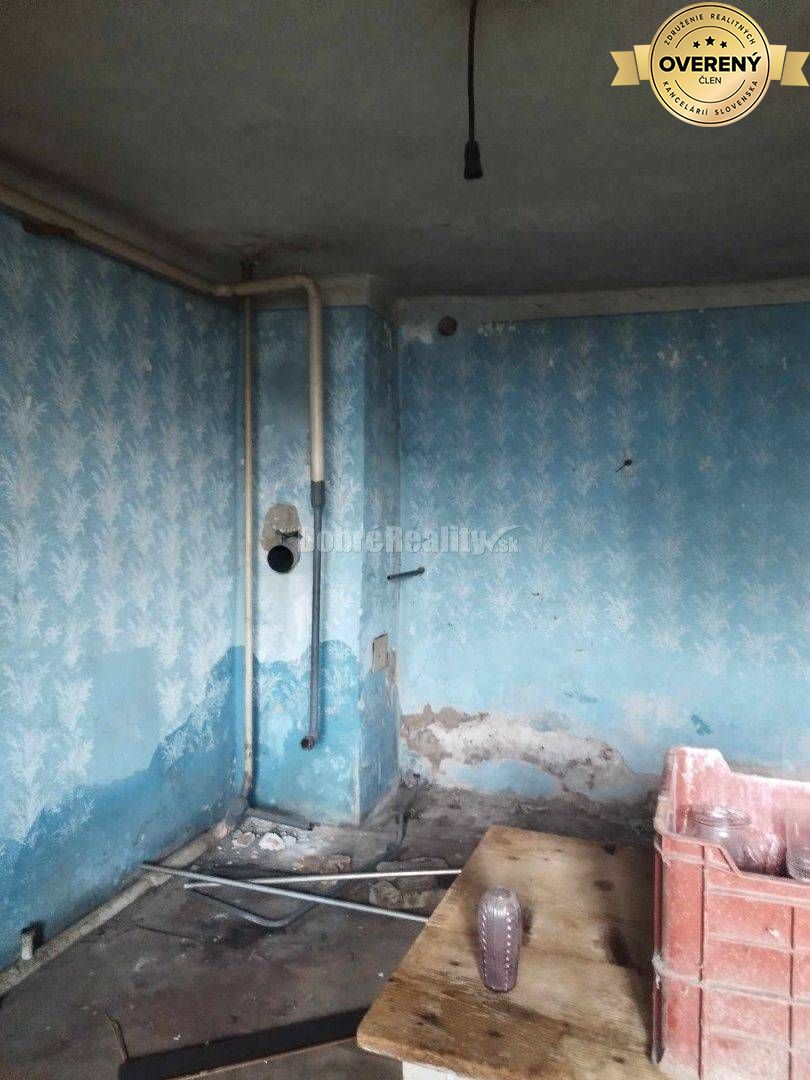 Starší rodinný dom v obci Vlčany , vhodný na kompletnú rekonštrukciu