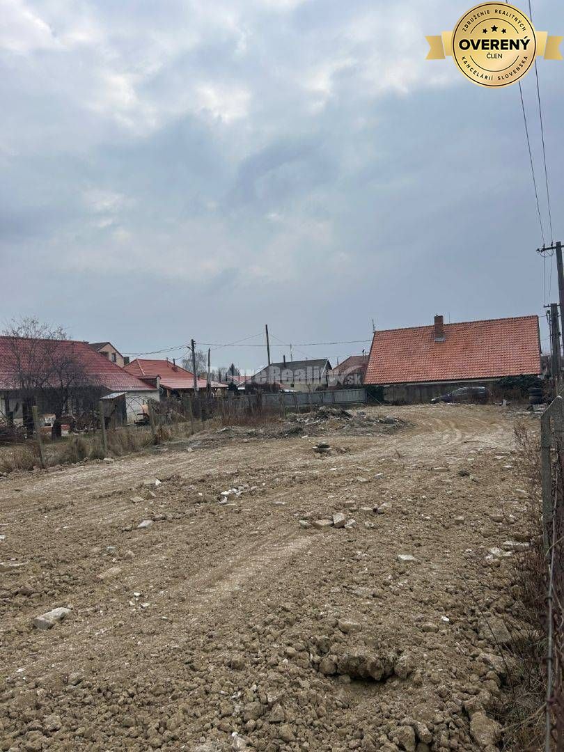 Krásny slnečný pozemok v centre dediny na predaj!