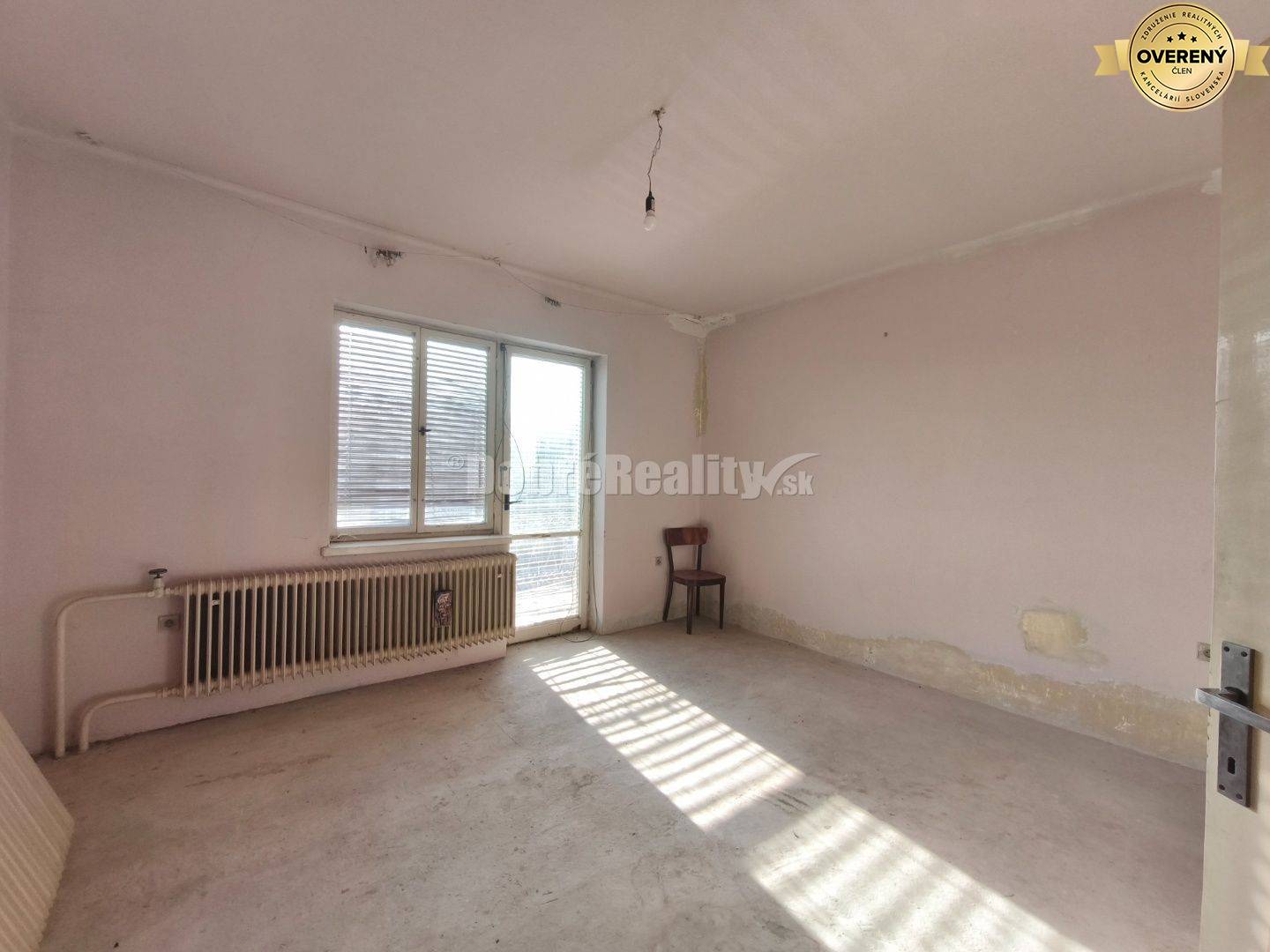 Priestranný ,slnečný rodinný dom v pôvodnom stave , vhodný na rekonštr