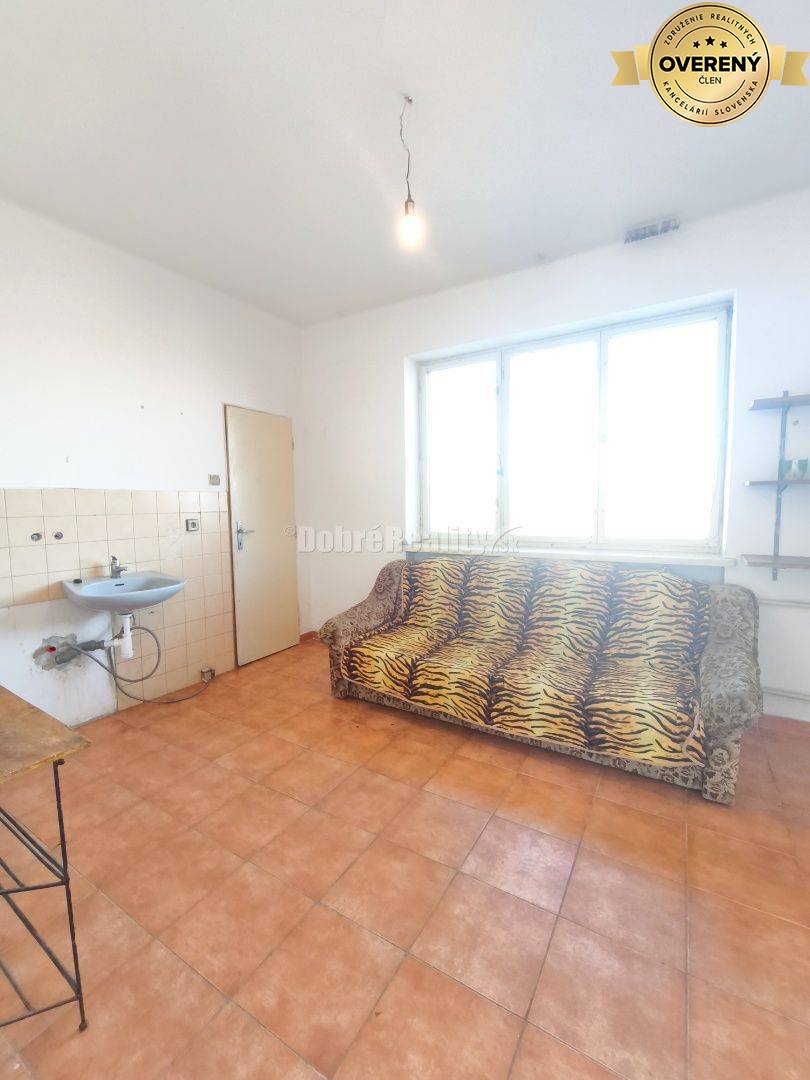 Priestranný ,slnečný rodinný dom v pôvodnom stave , vhodný na rekonštr