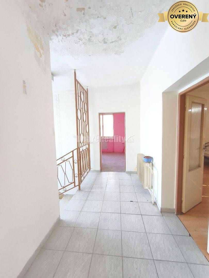 Priestranný ,slnečný rodinný dom v pôvodnom stave , vhodný na rekonštr