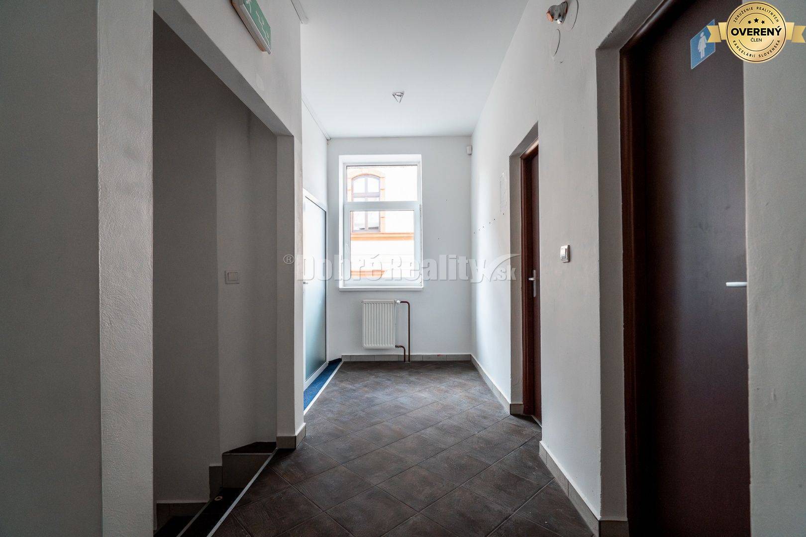 PRENÁJOM: Atraktívny prevádzkový priestor so samostatným vstupom, 262