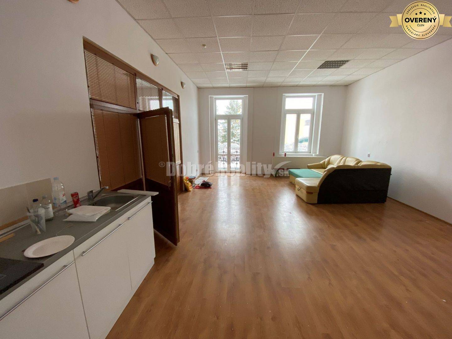 Na prenájom lukratívne komerčné priestory na Hlavnom námestí v Rimavsk