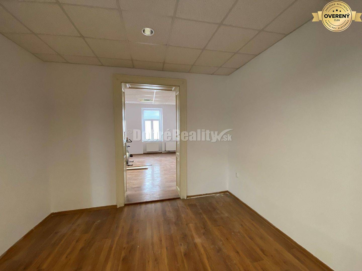 Na prenájom lukratívne komerčné priestory na Hlavnom námestí v Rimavsk