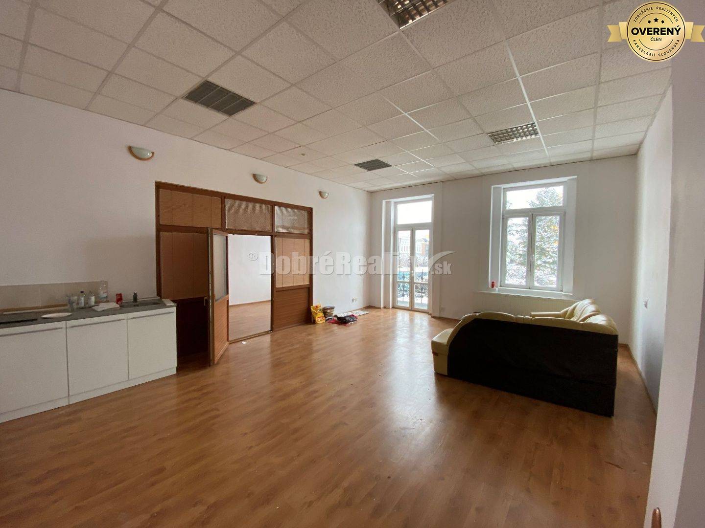 Na prenájom lukratívne komerčné priestory na Hlavnom námestí v Rimavsk