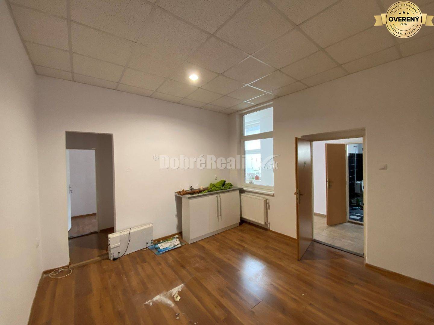 Na prenájom lukratívne komerčné priestory na Hlavnom námestí v Rimavsk