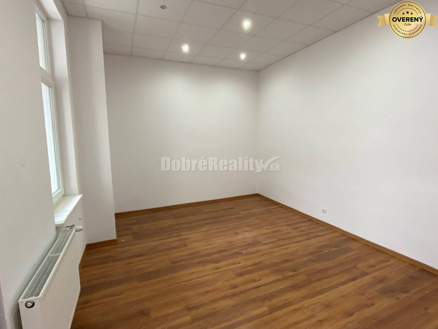 Na prenájom lukratívne komerčné priestory na Hlavnom námestí v Rimavsk