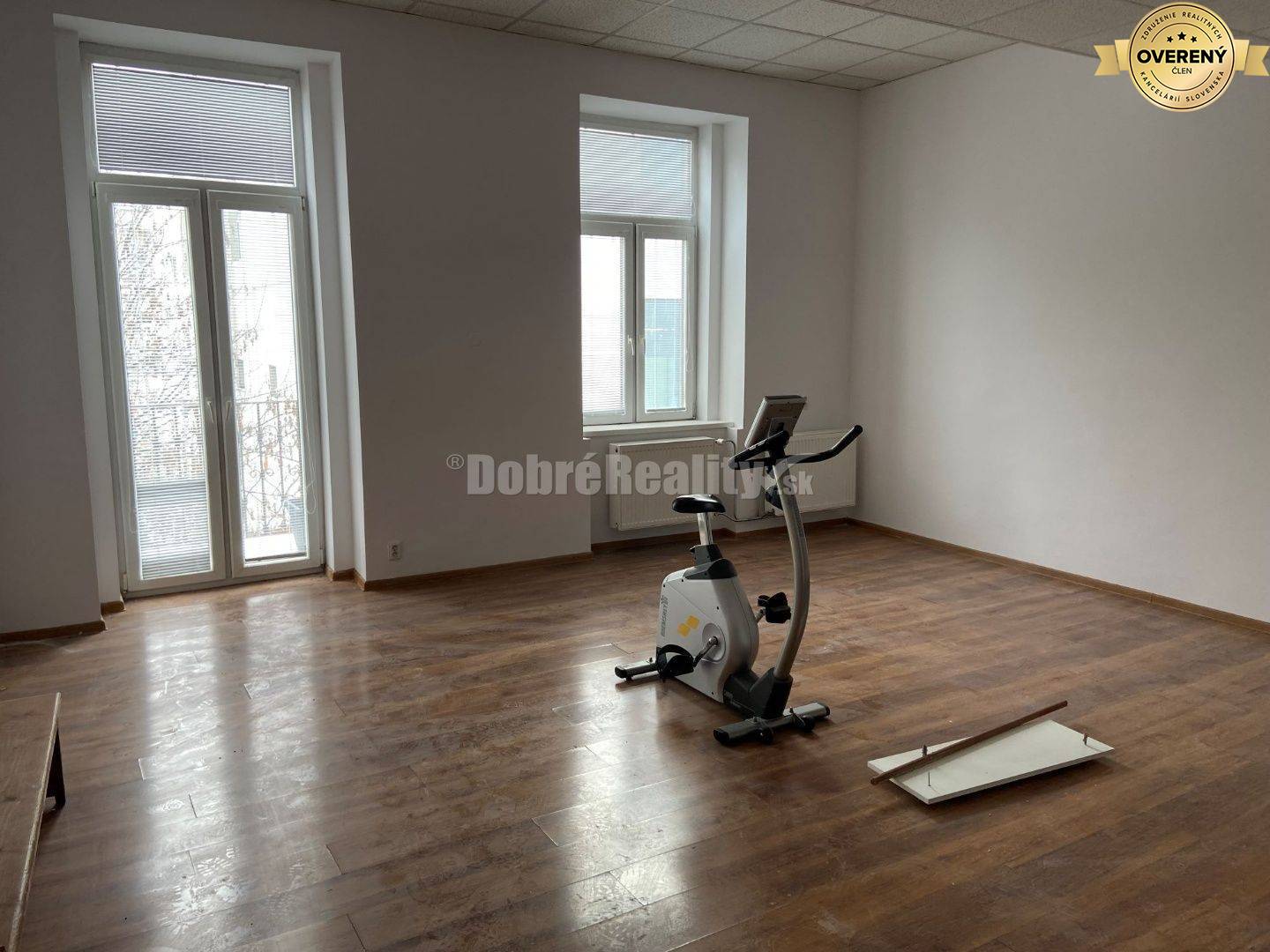 Na prenájom lukratívne komerčné priestory na Hlavnom námestí v Rimavsk