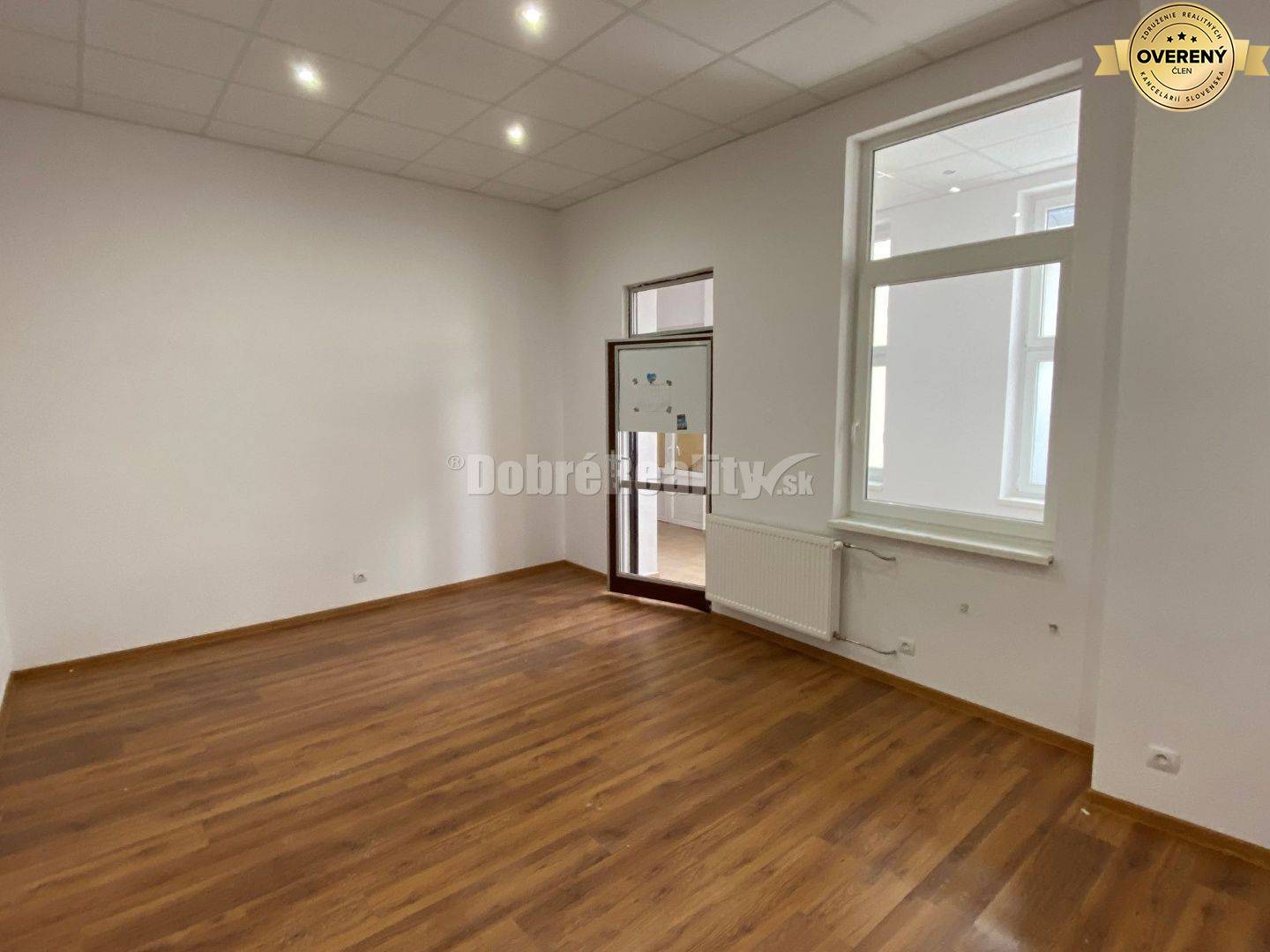 Na prenájom lukratívne komerčné priestory na Hlavnom námestí v Rimavsk