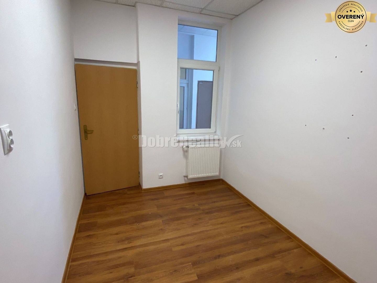 Na prenájom lukratívne komerčné priestory na Hlavnom námestí v Rimavsk