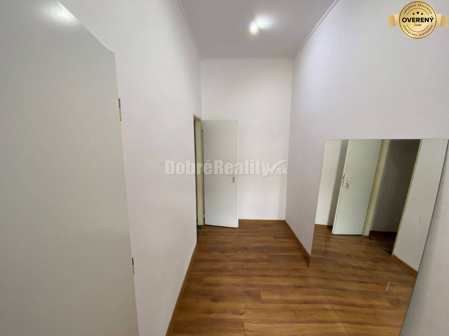 Na prenájom lukratívne komerčné priestory na Hlavnom námestí v Rimavsk