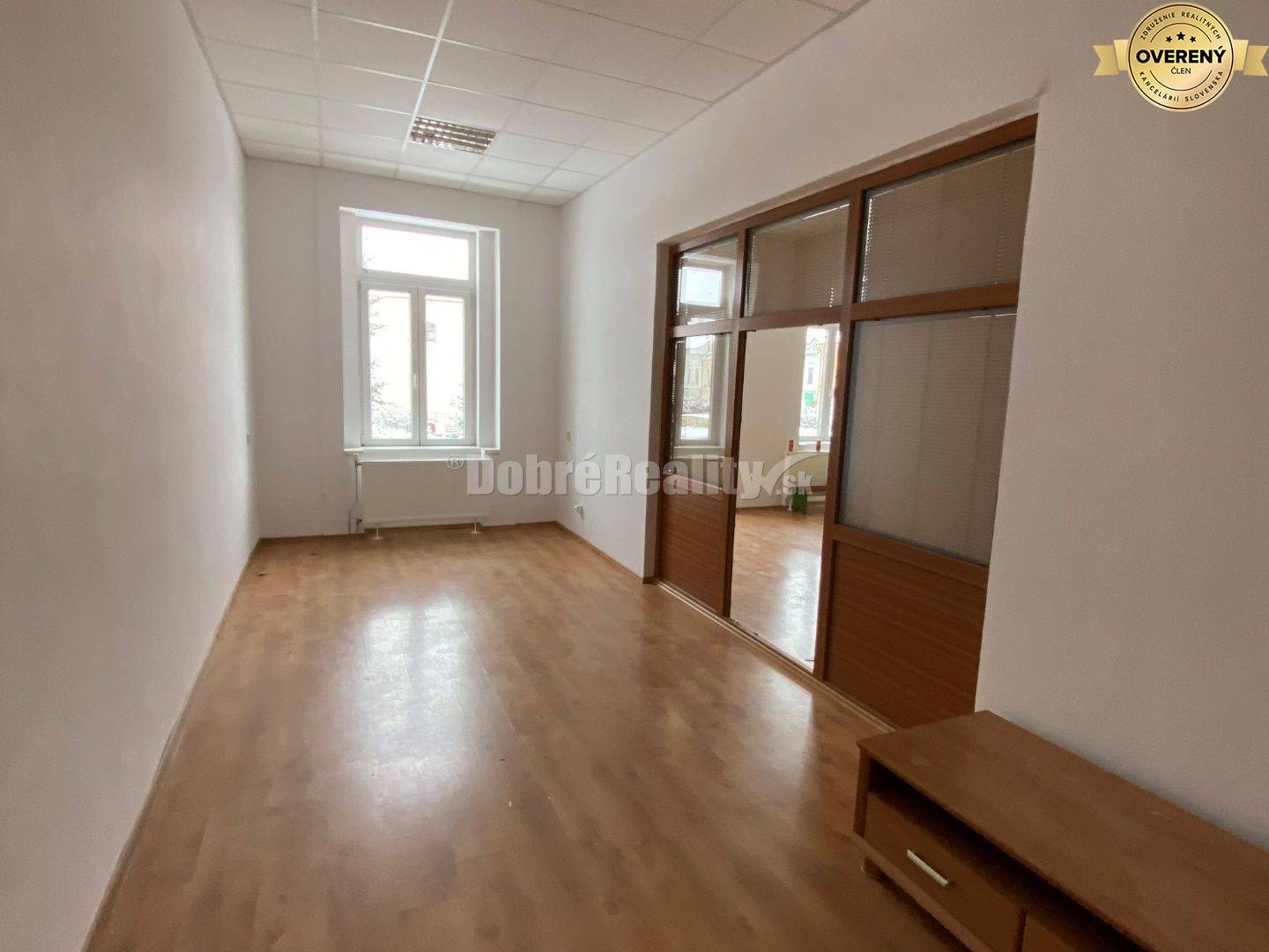 Na prenájom lukratívne komerčné priestory na Hlavnom námestí v Rimavsk