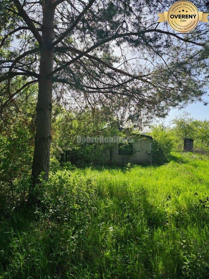 Jedinečný pozemok pod lesom v obci Sokolovce 675m2 – tiché miesto s ve