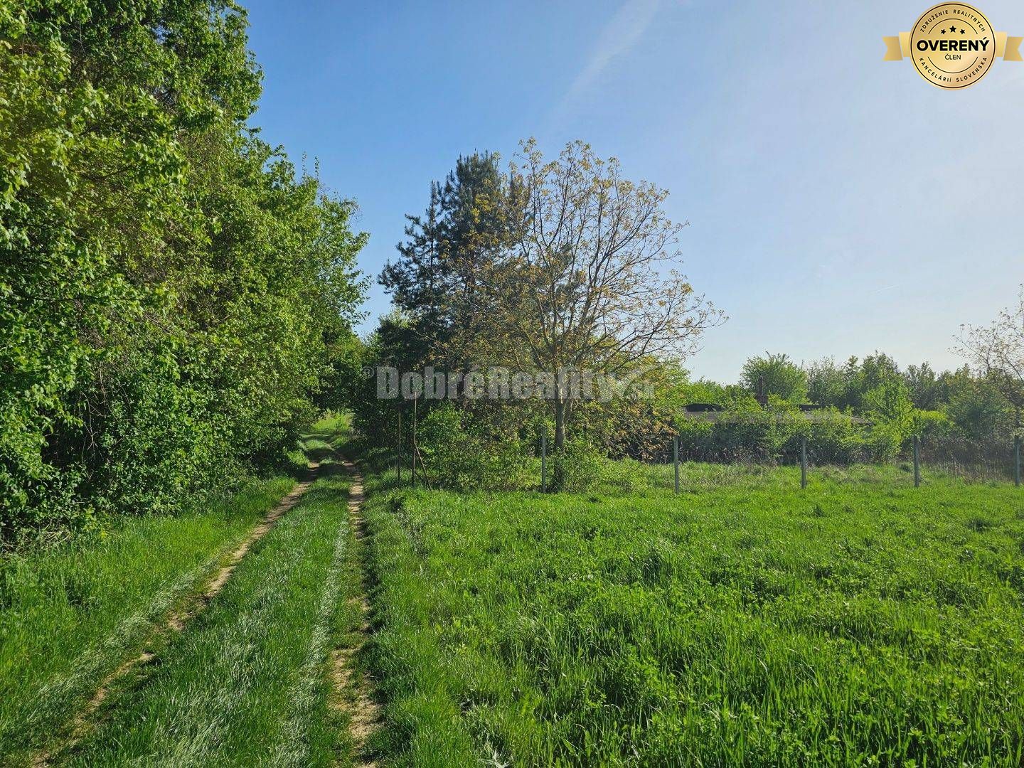 Jedinečný pozemok pod lesom v obci Sokolovce 675m2 – tiché miesto s ve