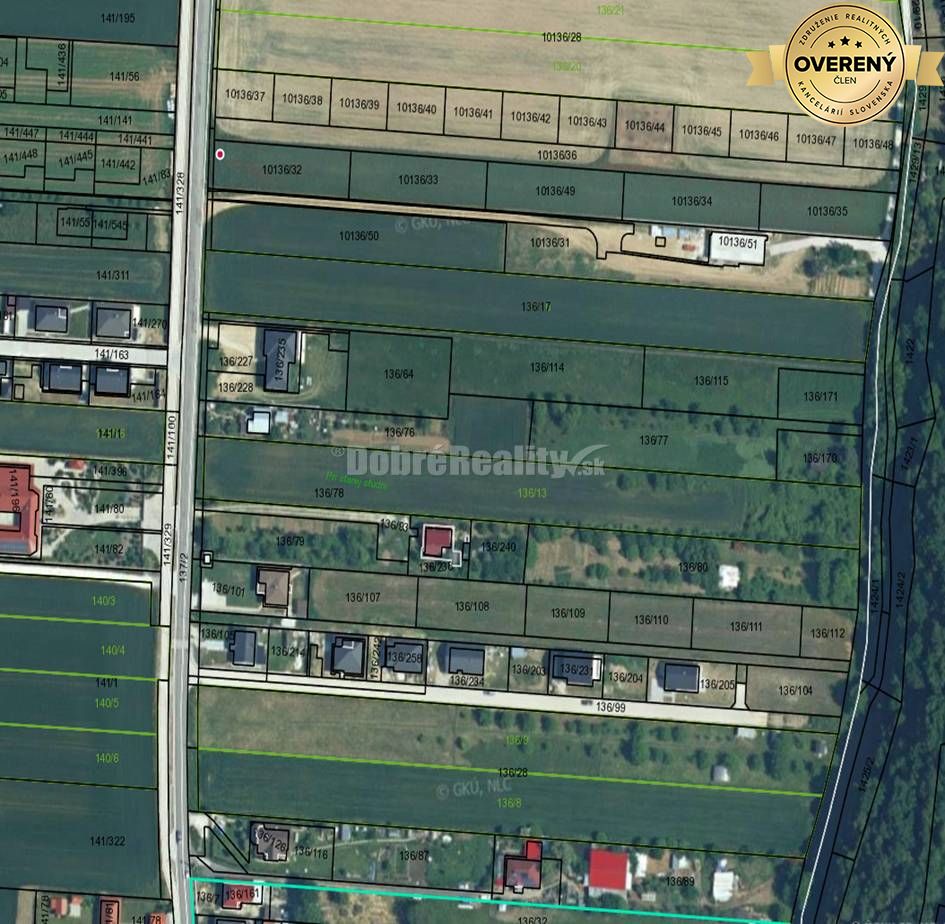 Jedinečný pozemok pod lesom v obci Sokolovce 675m2 – tiché miesto s ve