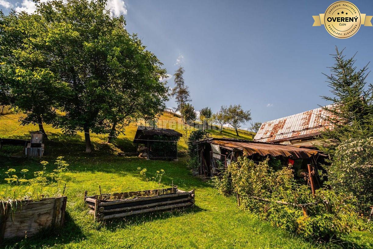 Veľký rodinný dom s hospodárskym zázemím, dielňami a záhradou