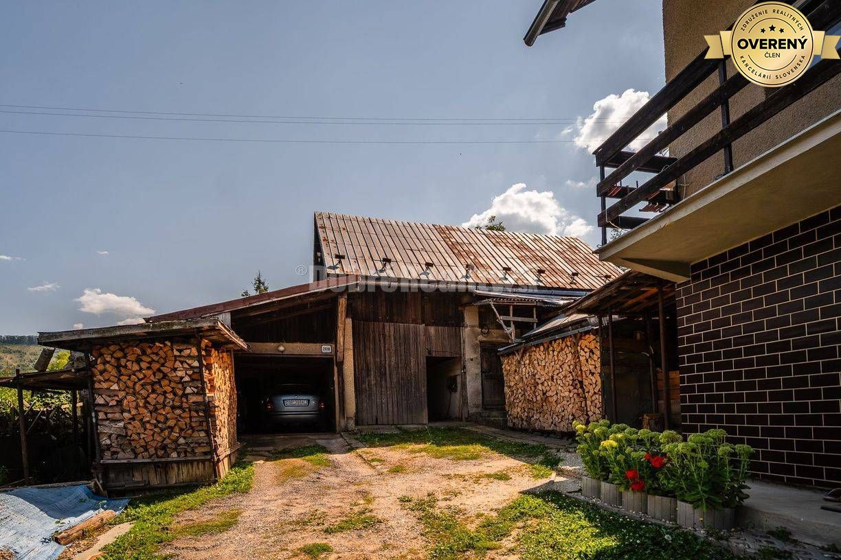 Veľký rodinný dom s hospodárskym zázemím, dielňami a záhradou