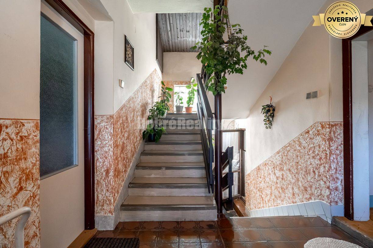 PREDAJ: Veľký rodinný dom s hospodárskym zázemím, dielňami a záhradou,