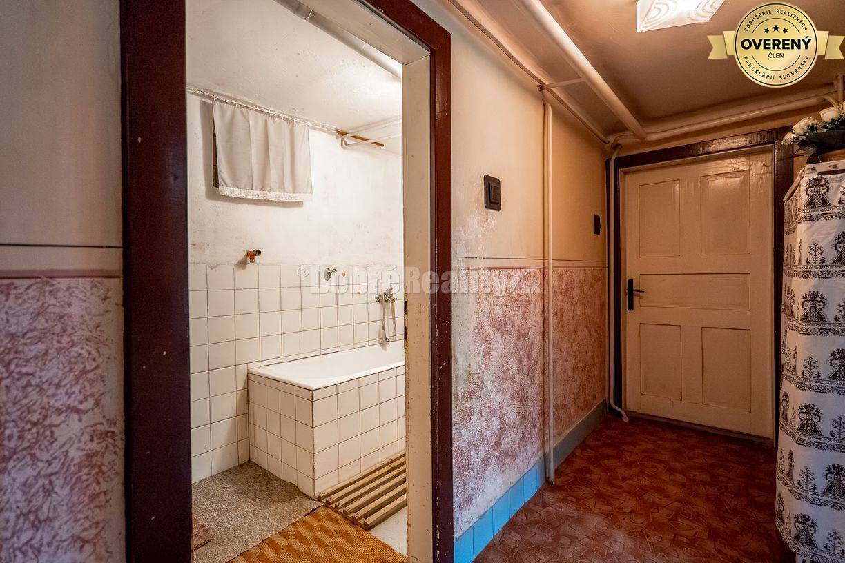 PREDAJ: Veľký rodinný dom s hospodárskym zázemím, dielňami a záhradou,