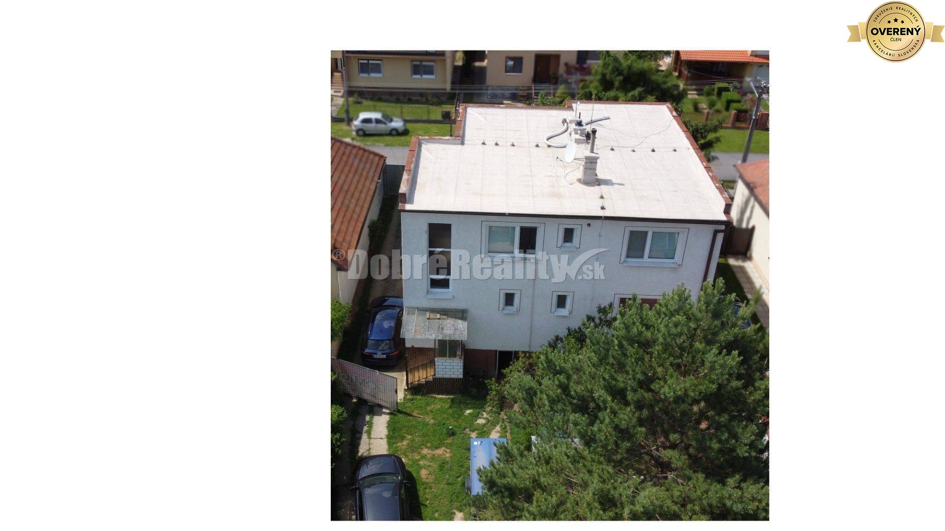 Dvojgeneračný RD v Ludaniciach, tichá ulica