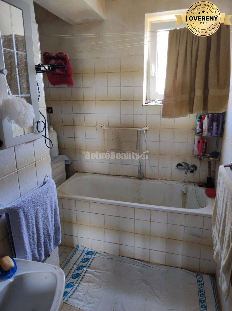 Dvojgeneračný RD v Ludaniciach, tichá ulica