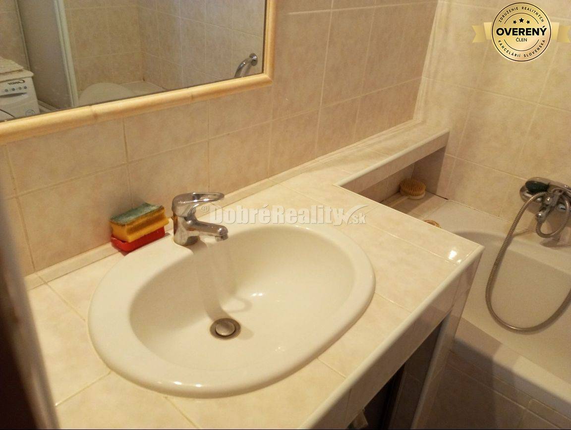 Trojizbák v príjemnej časti Šale na PREDAJ