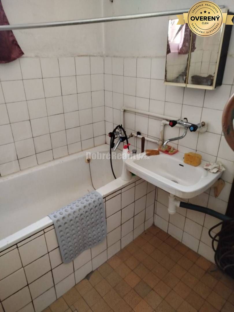 Rodinný dom s veľkým pozemkom v tichom a krásnom prostredí pod Považs