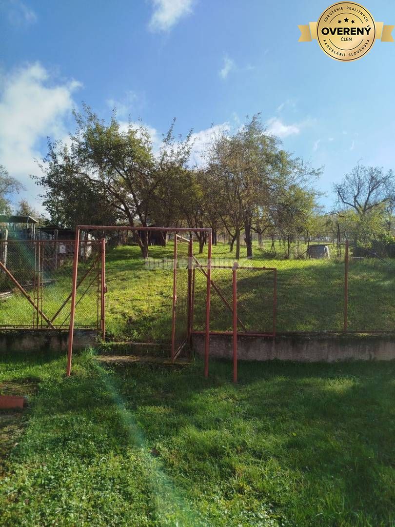 Rodinný dom s veľkým pozemkom v tichom a krásnom prostredí pod Považs