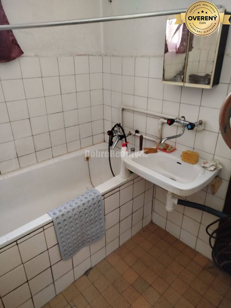 Rodinný dom s veľkým pozemkom v tichom a krásnom prostredí pod Považs