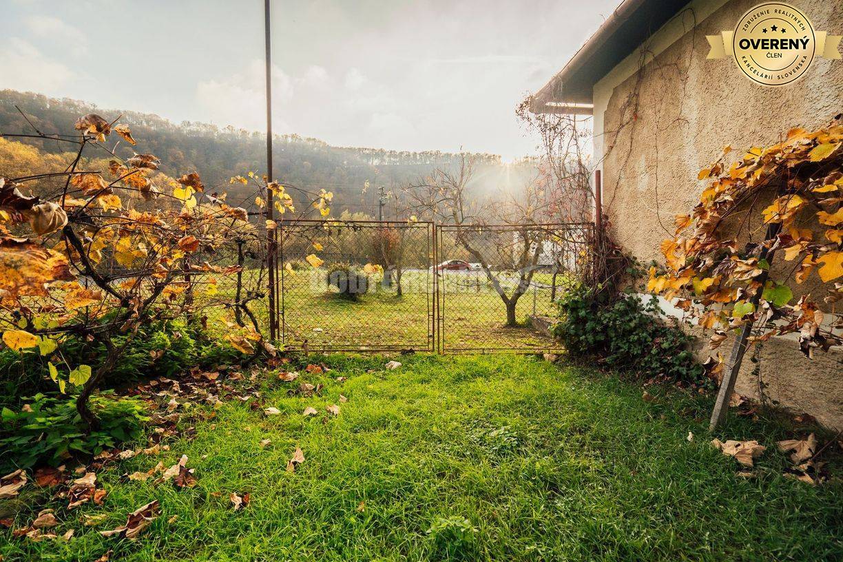 PREDAJ: Rodinný dom so záhradou, hospodárskymi stavbami a pôvodným mly