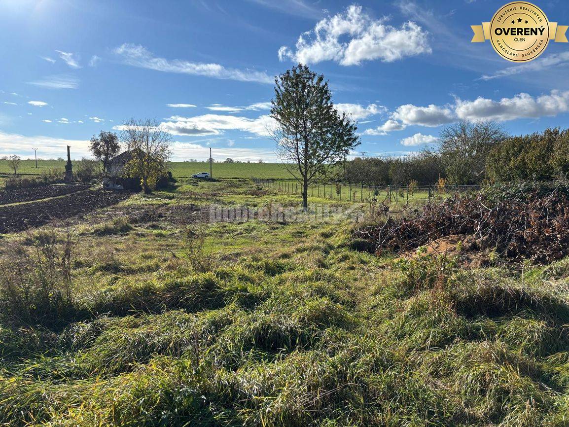 Priestranný stavebný pozemok v obci Jasová na predaj !