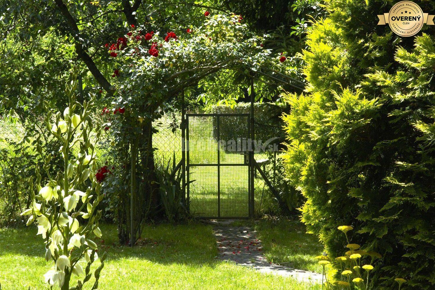 DOBRÉ REALITY - Sympatická rekreačná chatka so záhradou na predaj