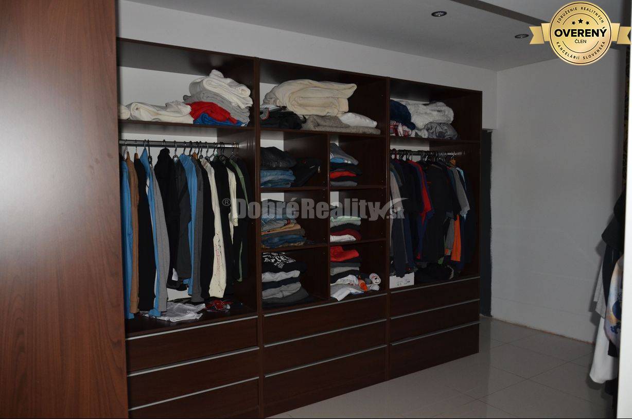 DOBRÉ REALITY - priestranný rodinný dom s veľkým pozemkom vo Veľkom H