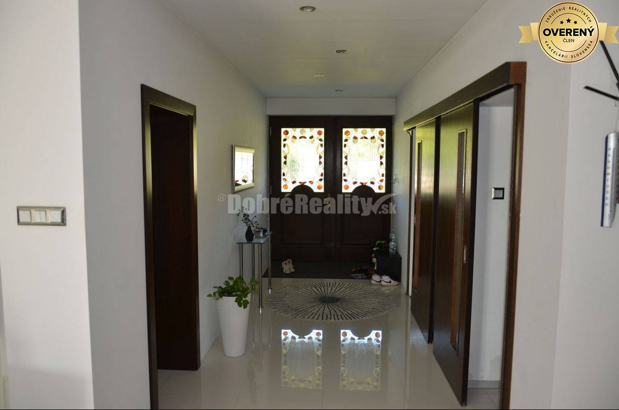 DOBRÉ REALITY - priestranný rodinný dom s veľkým pozemkom vo Veľkom H