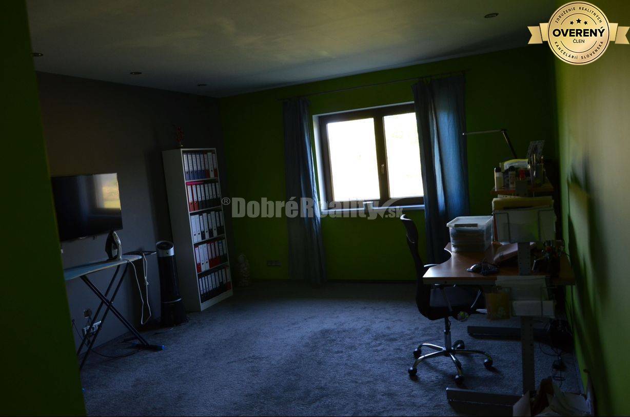 DOBRÉ REALITY - priestranný rodinný dom s veľkým pozemkom vo Veľkom H