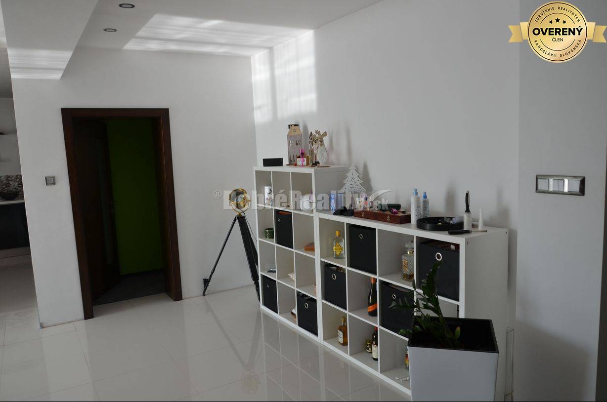 DOBRÉ REALITY - priestranný rodinný dom s veľkým pozemkom vo Veľkom H