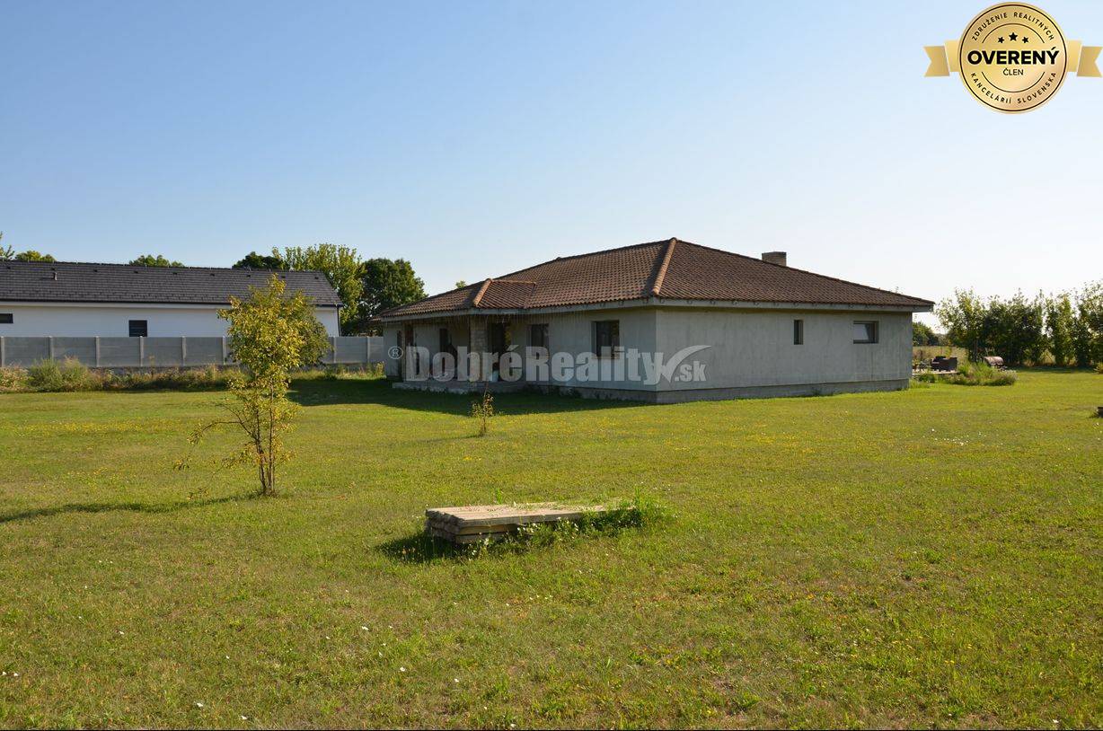 DOBRÉ REALITY - priestranný rodinný dom s veľkým pozemkom vo Veľkom H