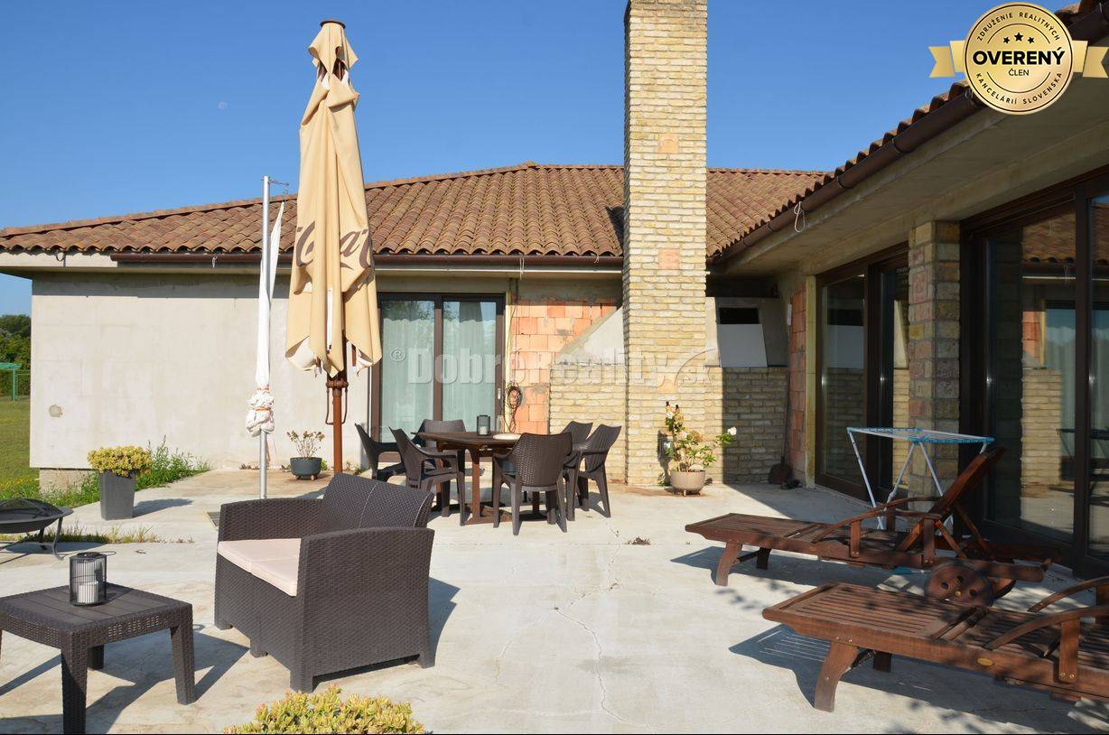 DOBRÉ REALITY - priestranný rodinný dom s veľkým pozemkom vo Veľkom H