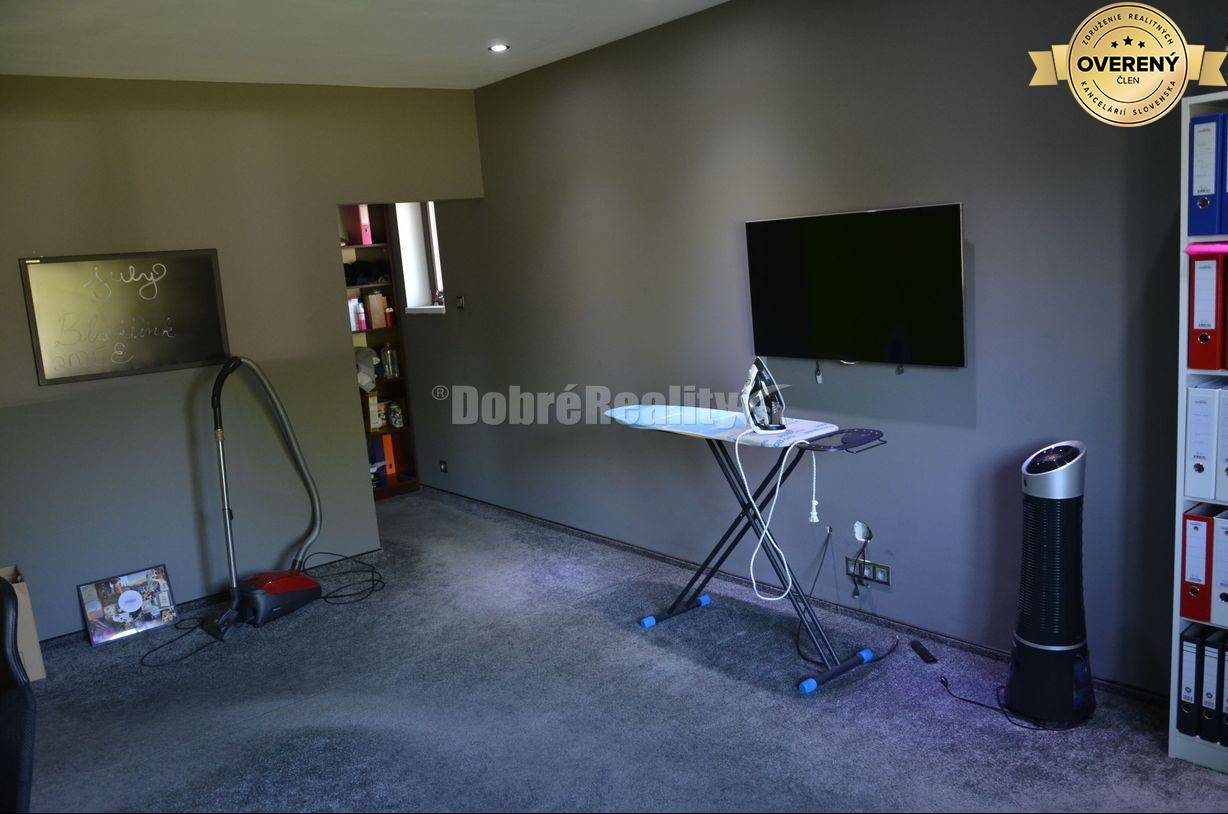 DOBRÉ REALITY - priestranný rodinný dom s veľkým pozemkom vo Veľkom H