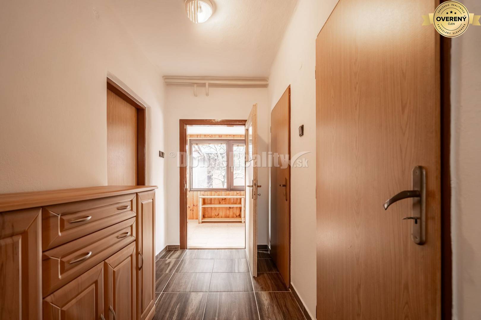 PREDAJ: Rodinný dom so zimnou záhradou a samostatnou obytnou prístavbo